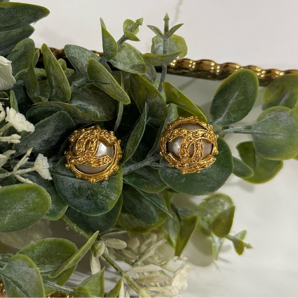 VINTAGE CHANEL ROPE EMBOSSED PEARL DOME STYLE WITH STUD DETAIL - Picture 1 of 8